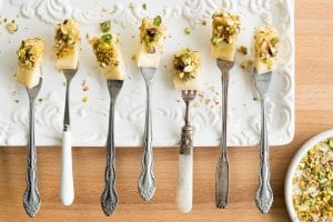 Fourchettes-de-fromage-Noyan-au-miel-et-au-dukkah-principale