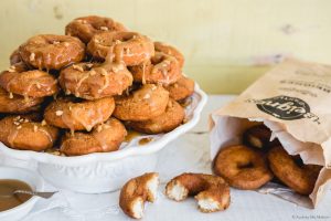 Gâteau de beignes à la sauce butterscotch à l’érable